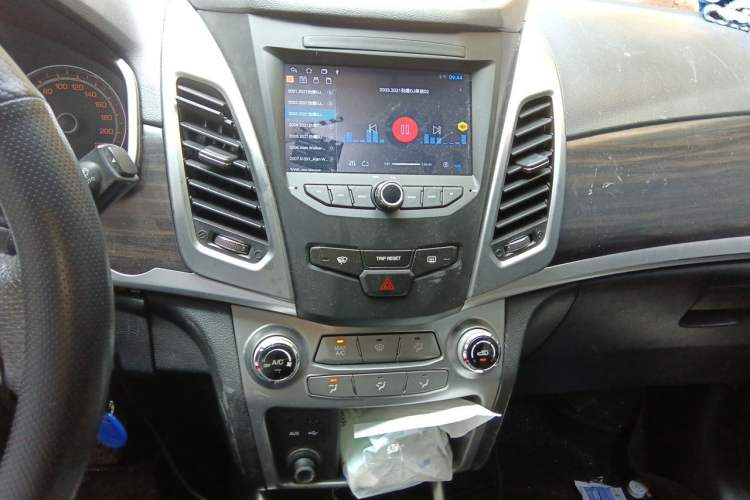 Used SsangYong Korando 2013 2.0L Gasoline Two-Wheel Drive Automatic Elite Edition Audio And AC Panel