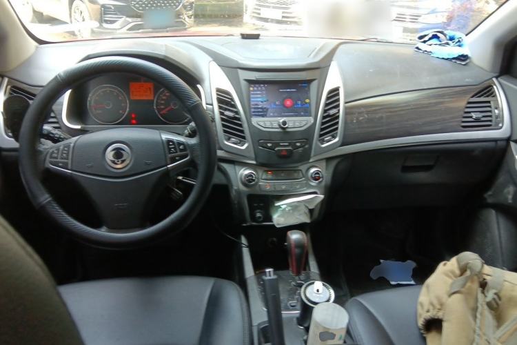 Used SsangYong Korando 2013 2.0L Gasoline Two-Wheel Drive Automatic Elite Edition Center Console