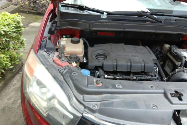 Used SsangYong Korando 2013 2.0L Gasoline Two-Wheel Drive Automatic Elite Edition Engine Bay Right