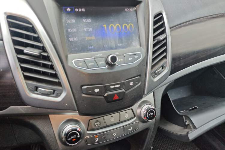 Used SsangYong Korando 2013 2.0L Gasoline Two-Wheel Drive Automatic Elite Edition Audio And AC Panel