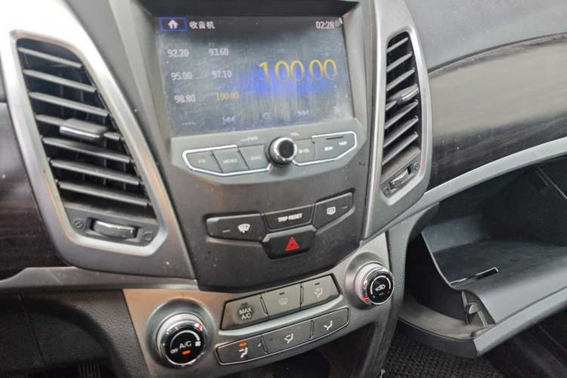 Used SsangYong Korando 2013 2.0L Gasoline Two-Wheel Drive Automatic Elite Edition Audio And AC Panel