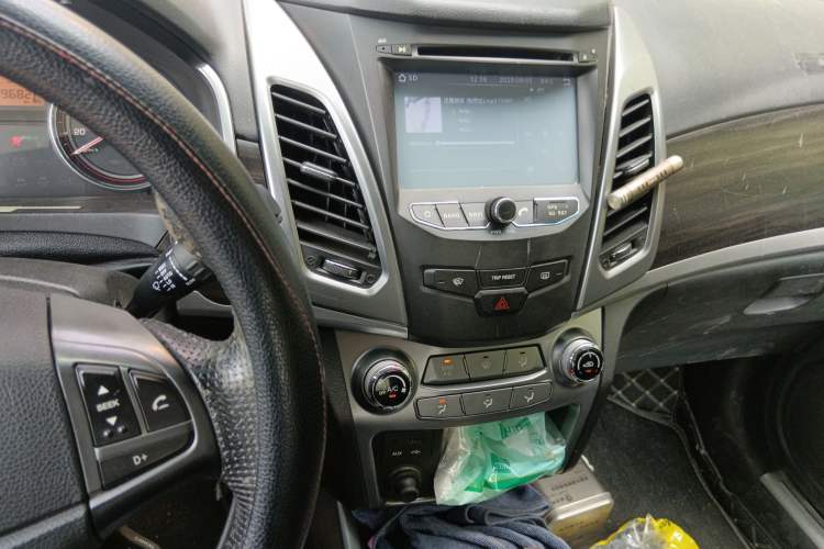Used SsangYong Korando 2013 2.0L Gasoline Two-Wheel Drive Automatic Elite Edition Audio And AC Panel