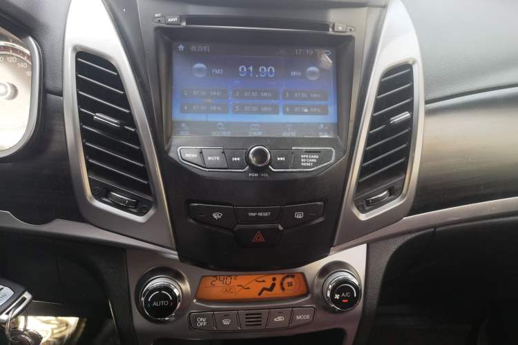 Used SsangYong Korando 2013 2.0L Gasoline 4x4 Automatic Elite Navigation Edition Audio And AC Panel