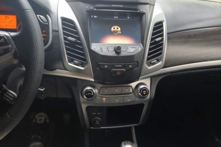 Used SsangYong Korando 2013 2.0L Gasoline Two-Wheel Drive Automatic Elite Edition Audio And AC Panel