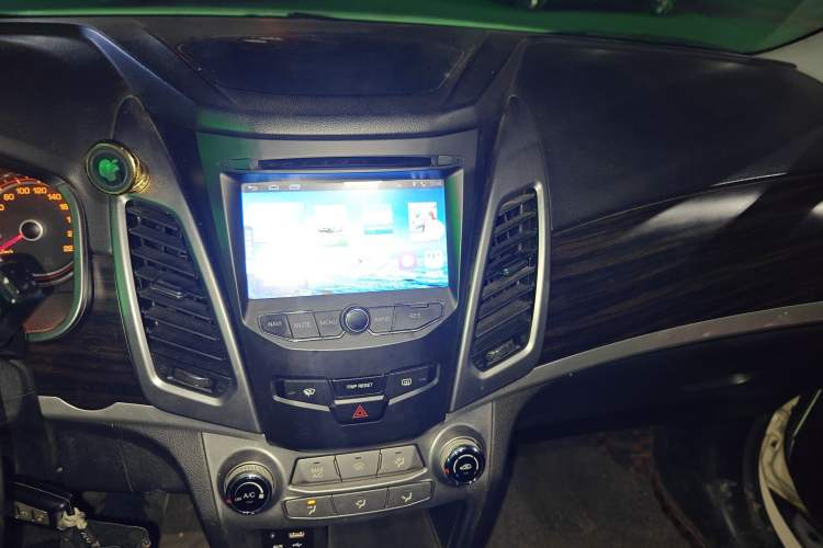 Used SsangYong Korando 2013 2.0L Gasoline Two-Wheel Drive Automatic Elite Edition Audio And AC Panel