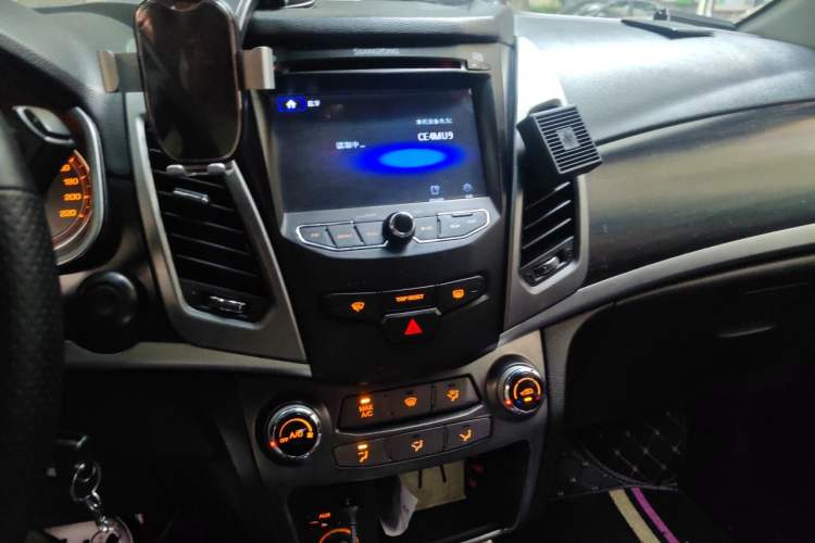 Used SsangYong Korando 2013 2.0L Gasoline Two-Wheel Drive Automatic Elite Edition Audio And AC Panel