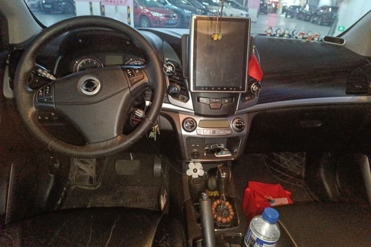 Used SsangYong Korando 2013 2.0L Gasoline Two-Wheel Drive Automatic Luxury Navigation Edition Center Console