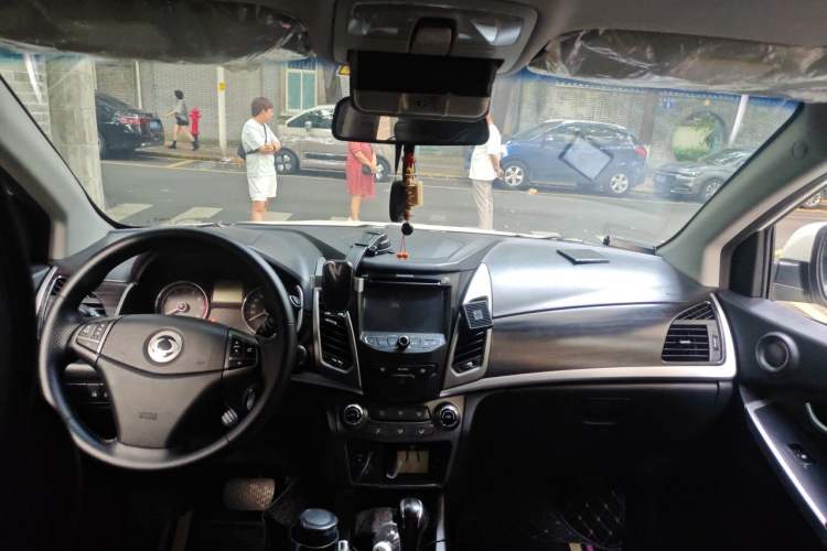 Used SsangYong Korando 2013 2.0L Gasoline Two-Wheel Drive Automatic Elite Edition Center Console