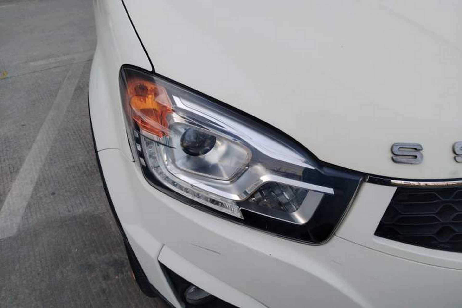 Used SsangYong Korando 2013 2.0L Gasoline Two-Wheel Drive Automatic Luxury Navigation Edition Right Front Headlight