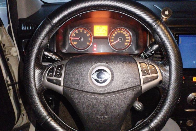 Used SsangYong Korando 2013 2.0L Gasoline Two-Wheel Drive Automatic Elite Edition Steering Wheel
