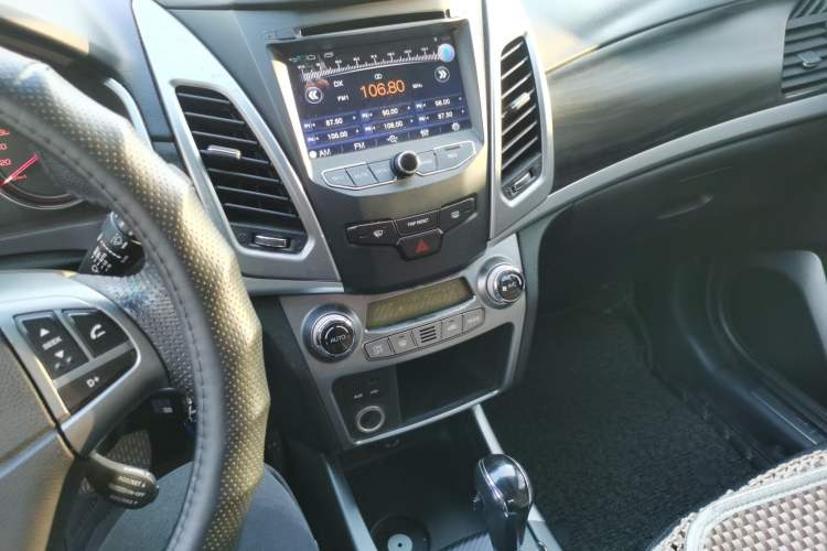 Used SsangYong Korando 2014 2.0L Gasoline 4x4 Automatic Luxury Navigation Edition Audio And AC Panel