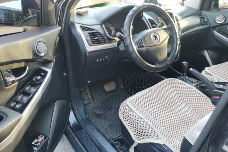 Used SsangYong Korando 2014 2.0L Gasoline 4x4 Automatic Luxury Navigation Edition Driver Seat