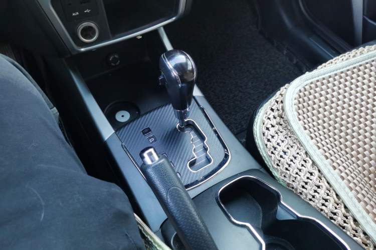 Used SsangYong Korando 2014 2.0L Gasoline 4x4 Automatic Luxury Navigation Edition Gear Lever