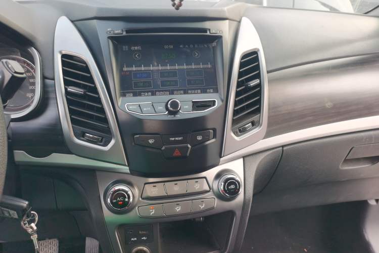 Used SsangYong Korando 2014 2.0L Gasoline Two-Wheel Drive Manual Comfort Navigation Edition Audio And AC Panel