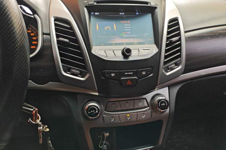 Used SsangYong Korando 2014 2.0L Gasoline Two-Wheel Drive Automatic Elite Navigation Edition Audio And AC Panel