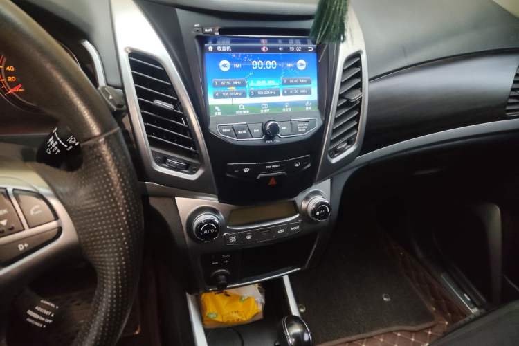 Used SsangYong Korando 2014 2.0L Gasoline 4x4 Automatic Luxury Navigation Edition Audio And AC Panel