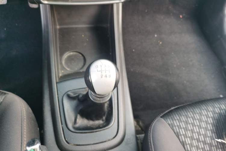 Used SsangYong Korando 2014 2.0L Gasoline Two-Wheel Drive Manual Comfort Navigation Edition Gear Lever