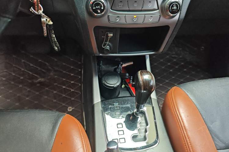 Used SsangYong Korando 2014 2.0L Gasoline Two-Wheel Drive Automatic Elite Navigation Edition Gear Lever