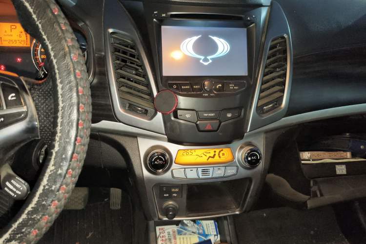 Used SsangYong Korando 2014 2.0L Gasoline Two-Wheel Drive Automatic Luxury Navigation Edition Audio And AC Panel