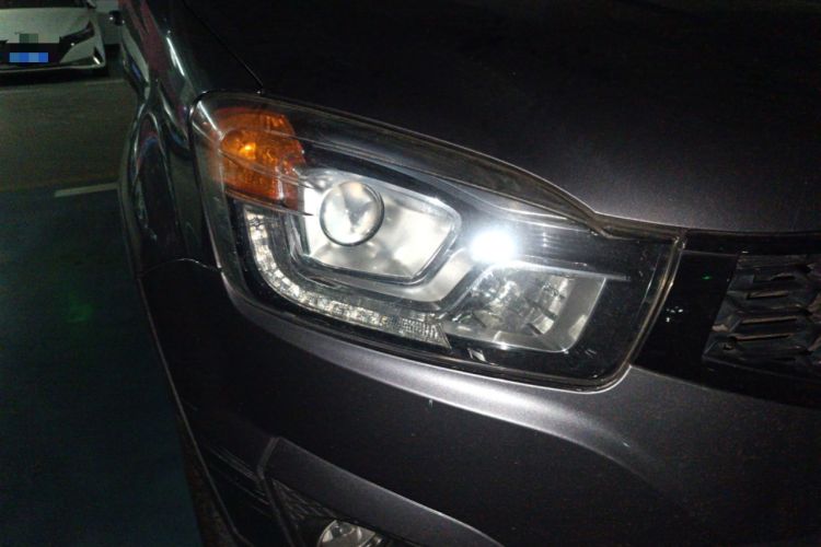 Used SsangYong Korando 2014 2.0L Gasoline Two-Wheel Drive Automatic Elite Navigation Edition Right Front Headlight