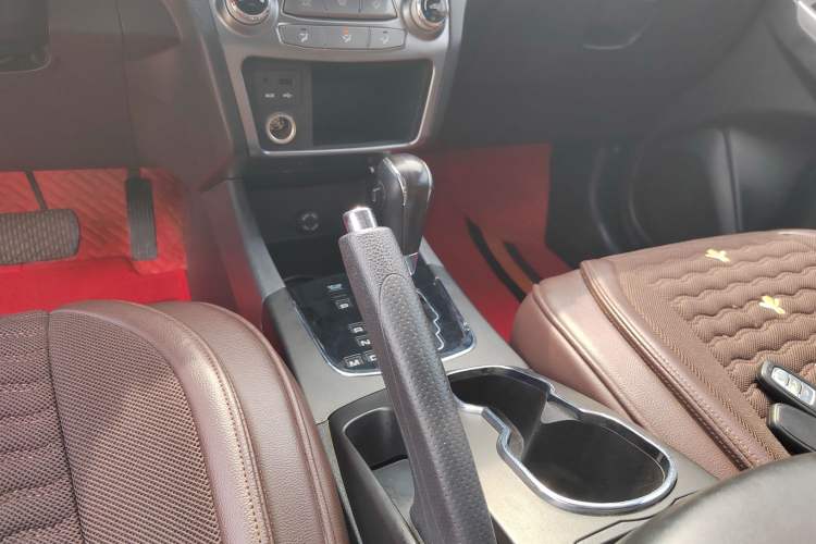 Used SsangYong Korando 2014 2.0L Gasoline Two-Wheel Drive Automatic Elite Navigation Edition Gear Lever