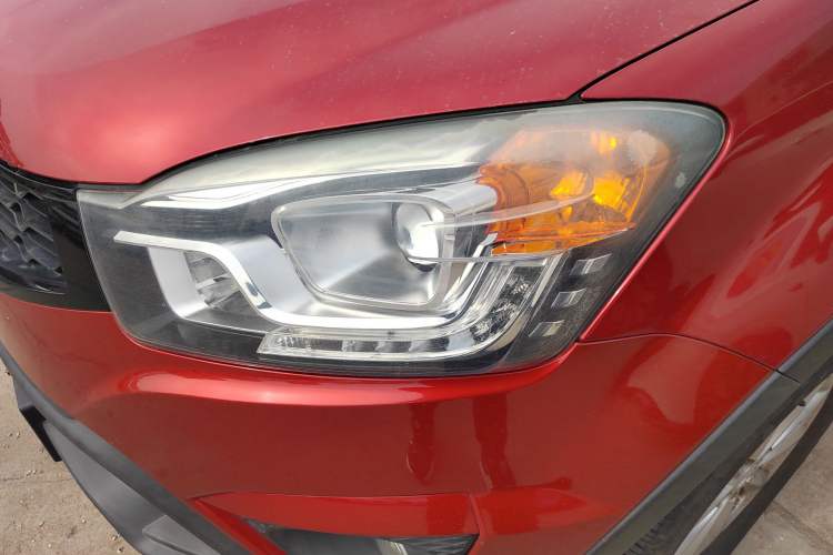 Used SsangYong Korando 2014 2.0L Gasoline Two-Wheel Drive Automatic Elite Navigation Edition Left Front Headlight
