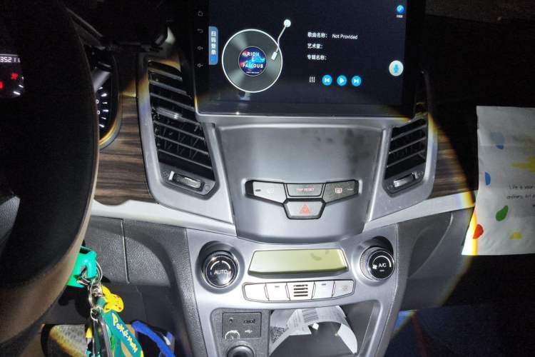 Used SsangYong Korando 2014 2.0L Gasoline 4x4 Automatic Luxury Navigation Edition Audio And AC Panel