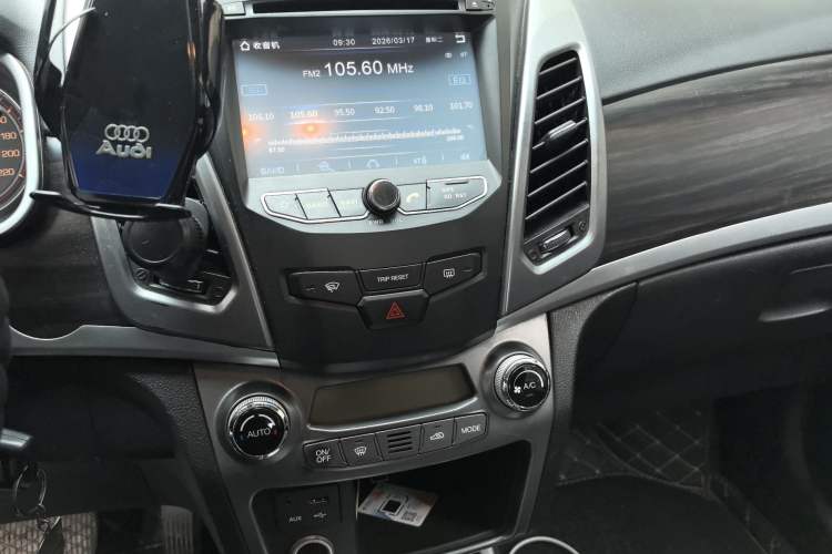 Used SsangYong Korando 2014 2.0L Gasoline Two-Wheel Drive Automatic Luxury Navigation Edition Audio And AC Panel