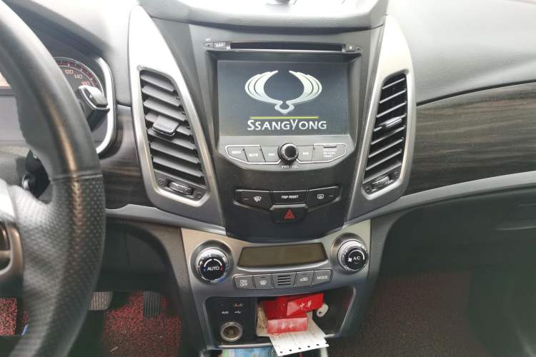 Used SsangYong Korando 2014 2.0L Gasoline 4x4 Automatic Luxury Navigation Edition Audio And AC Panel