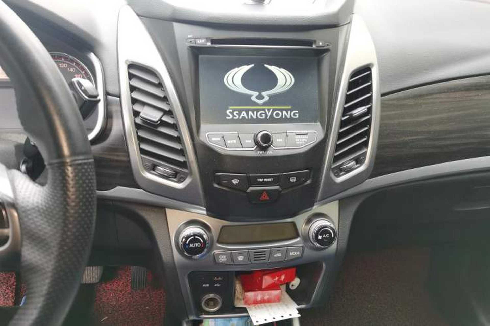 Used SsangYong Korando 2014 2.0L Gasoline 4x4 Automatic Luxury Navigation Edition Audio And AC Panel