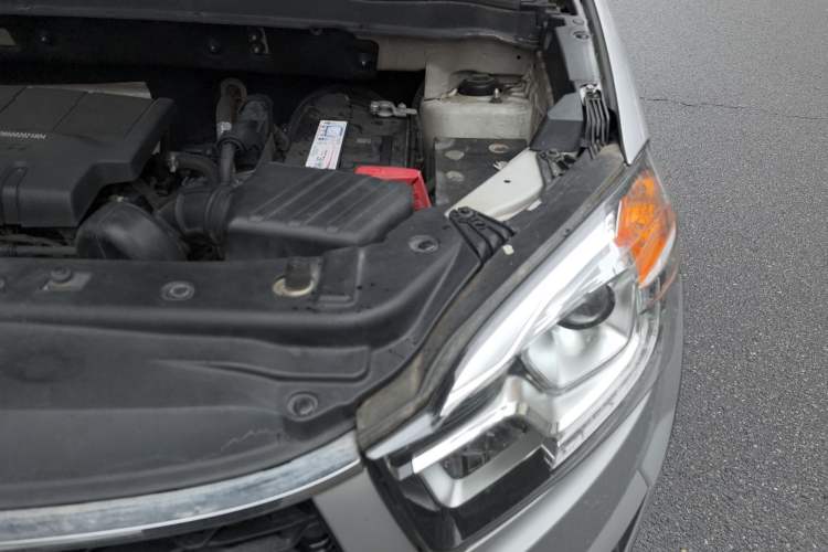 Used SsangYong Korando 2014 2.0L Gasoline Two-Wheel Drive Automatic Luxury Navigation Edition Engine Bay Left