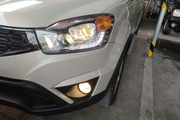Used SsangYong Korando 2014 2.0L Gasoline Two-Wheel Drive Automatic Elite Navigation Edition Left Front Headlight