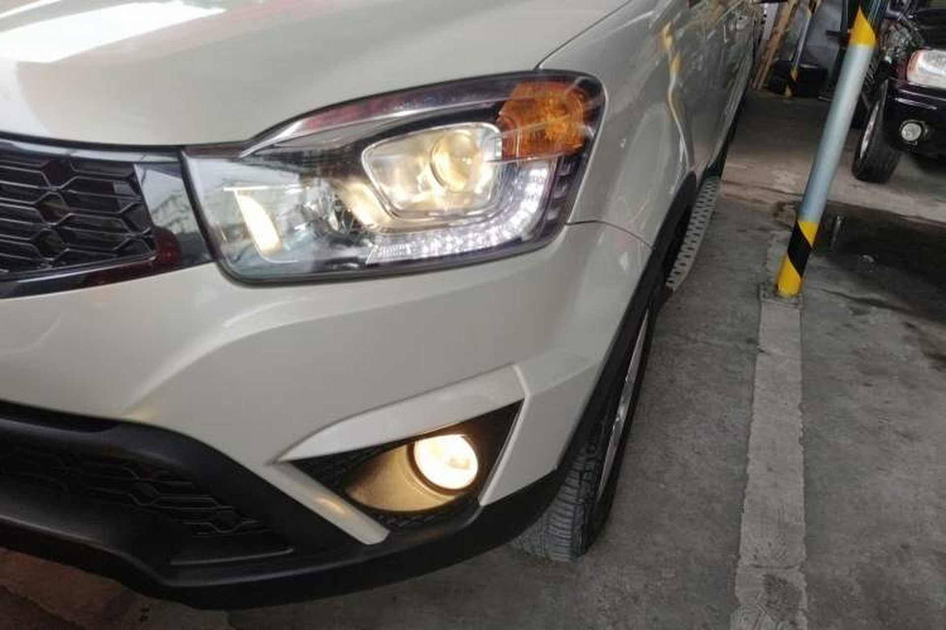 Used SsangYong Korando 2014 2.0L Gasoline Two-Wheel Drive Automatic Elite Navigation Edition Left Front Headlight
