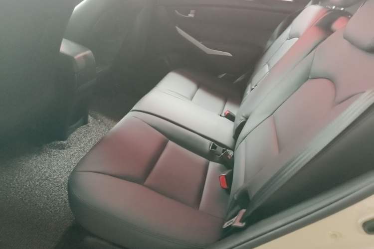 Used SsangYong Korando 2014 2.0L Gasoline Two-Wheel Drive Automatic Elite Navigation Edition Left Rear Seat