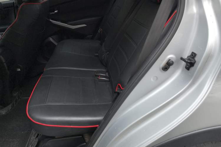 Used SsangYong Korando 2014 2.0L Gasoline Two-Wheel Drive Automatic Luxury Navigation Edition Left Rear Seat