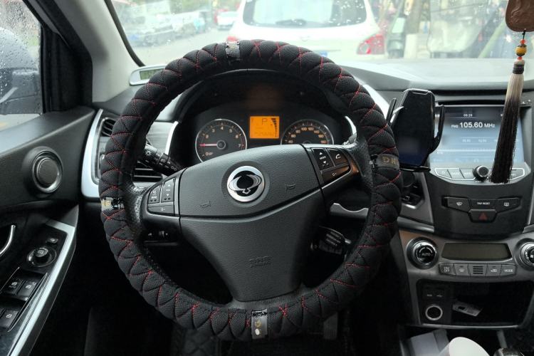Used SsangYong Korando 2014 2.0L Gasoline Two-Wheel Drive Automatic Luxury Navigation Edition Steering Wheel