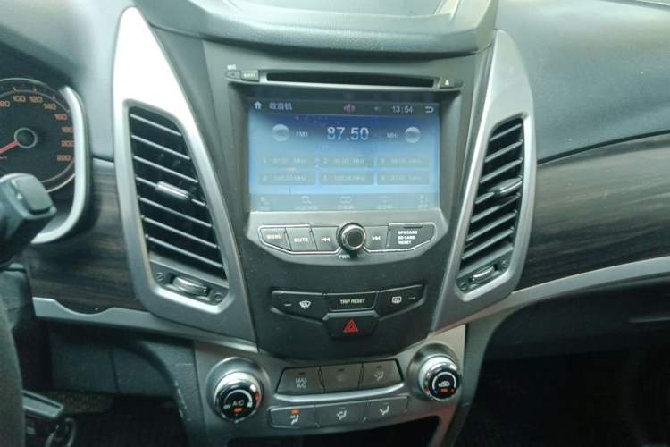 Used SsangYong Korando 2014 2.0L Gasoline Two-Wheel Drive Automatic Elite Navigation Edition Audio And AC Panel