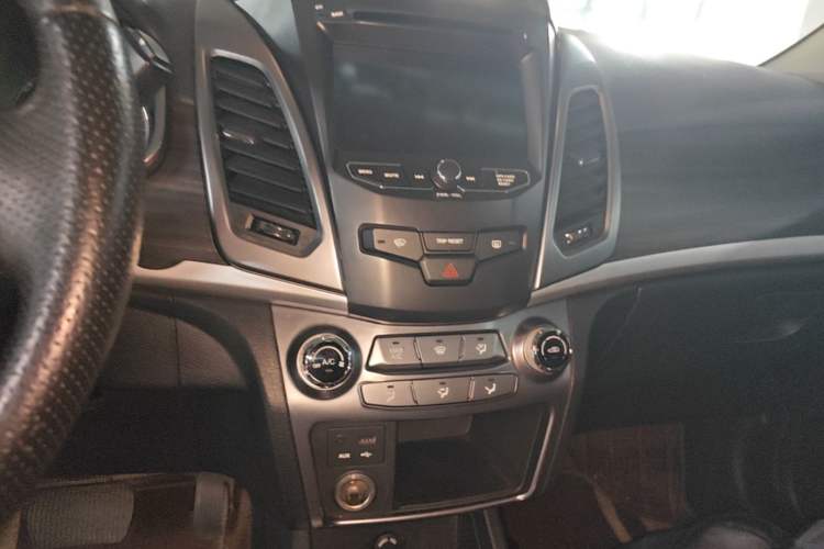Used SsangYong Korando 2014 2.0L Gasoline Two-Wheel Drive Automatic Elite Navigation Edition Audio And AC Panel