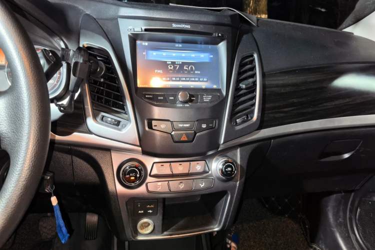 Used SsangYong Korando 2014 2.0L Gasoline Two-Wheel Drive Manual Comfort Navigation Edition Audio And AC Panel