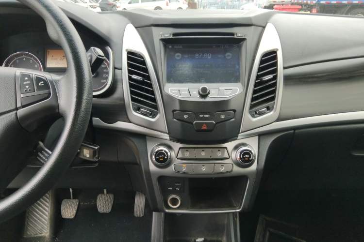 Used SsangYong Korando 2014 2.0L Gasoline Two-Wheel Drive Manual Comfort Navigation Edition Audio And AC Panel