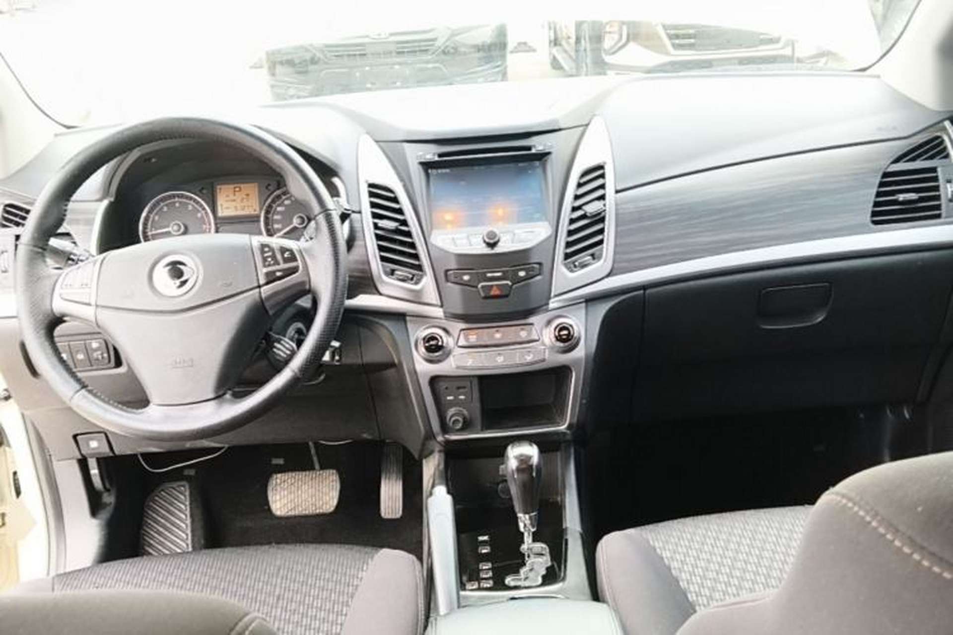 Used SsangYong Korando 2014 2.0L Gasoline Two-Wheel Drive Automatic Elite Navigation Edition Center Console