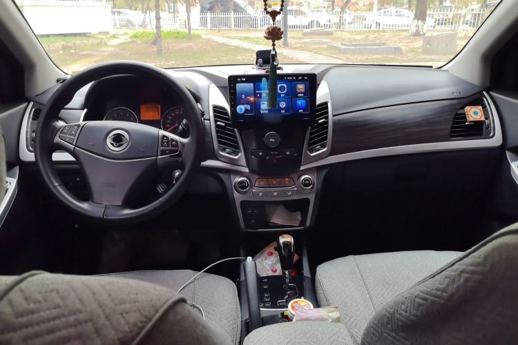 Used SsangYong Korando 2014 2.0L Gasoline Two-Wheel Drive Automatic Elite Navigation Edition Center Console