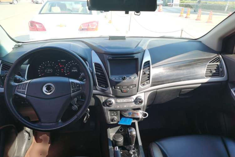 Used SsangYong Korando 2014 2.0L Gasoline Two-Wheel Drive Automatic Collection Edition Center Console