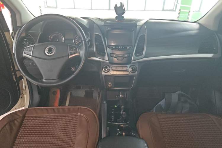 Used SsangYong Korando 2014 2.0L Gasoline Two-Wheel Drive Automatic Elite Navigation Edition Center Console