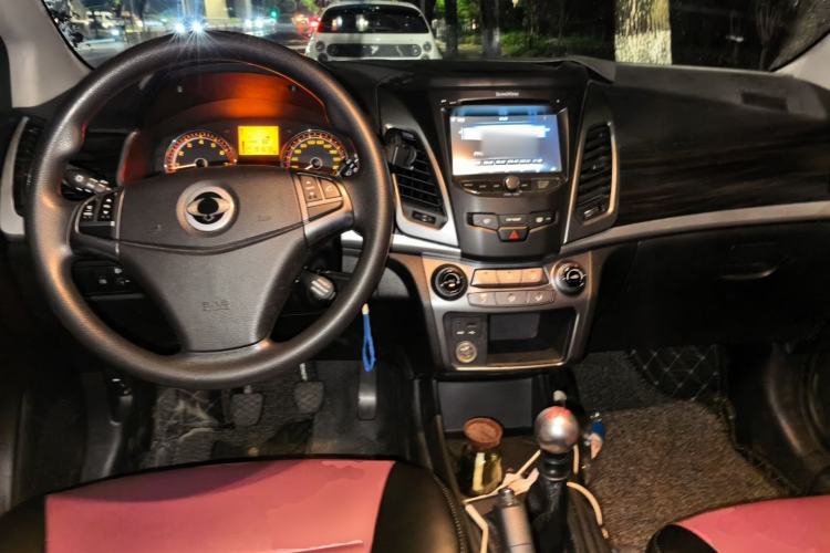Used SsangYong Korando 2014 2.0L Gasoline Two-Wheel Drive Manual Comfort Navigation Edition Center Console