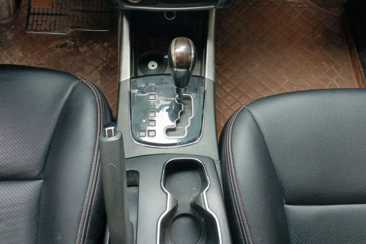 Used SsangYong Korando 2014 2.0L Gasoline Two-Wheel Drive Automatic Elite Navigation Edition Gear Lever