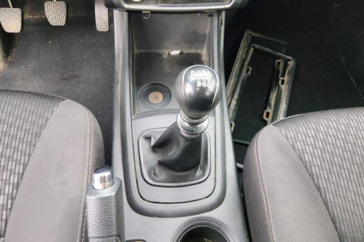 Used SsangYong Korando 2014 2.0L Gasoline Two-Wheel Drive Manual Comfort Navigation Edition Gear Lever