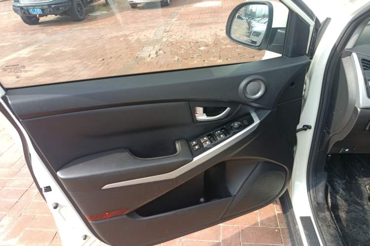 Used SsangYong Korando 2014 2.0L Gasoline Two-Wheel Drive Automatic Elite Navigation Edition Left Front Door Interior