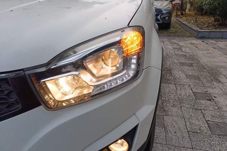 Used SsangYong Korando 2014 2.0L Gasoline Two-Wheel Drive Automatic Elite Navigation Edition Left Front Headlight