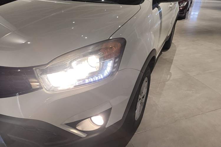Used SsangYong Korando 2014 2.0L Gasoline Two-Wheel Drive Automatic Elite Navigation Edition Left Front Headlight